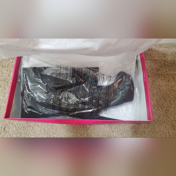 Thigh high lace boots - Picture 3 of 4